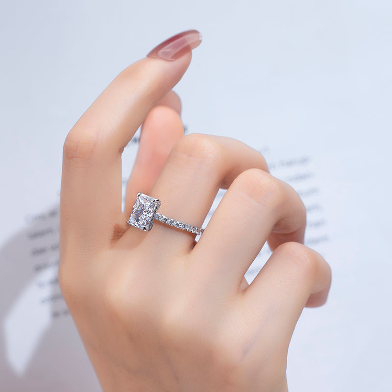 Eco-776: Abrazo Radiante – Anillo con halo de diamantes cultivados en laboratorio en oro blanco de 18 quilates