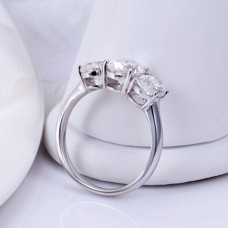 Eco-785: Trilight Promise – Anillo de tres piedras con diamantes ovalados cultivados en laboratorio en oro blanco de 18 quilates