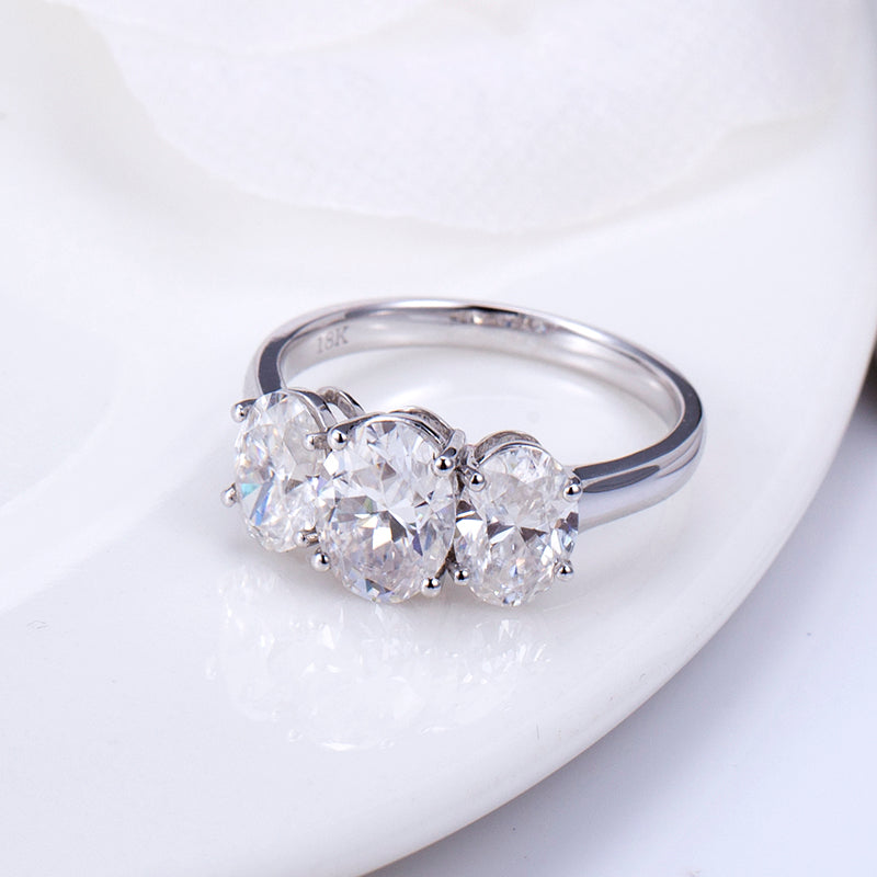 Eco-785: Trilight Promise – Anillo de tres piedras con diamantes ovalados cultivados en laboratorio en oro blanco de 18 quilates