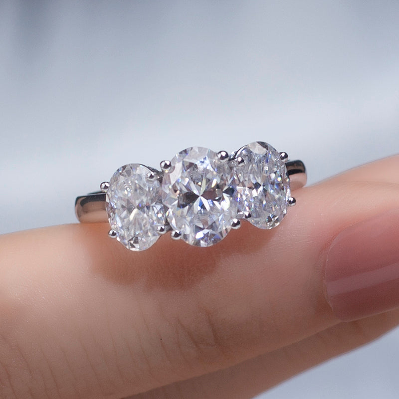 Eco-785: Trilight Promise – Anillo de tres piedras con diamantes ovalados cultivados en laboratorio en oro blanco de 18 quilates