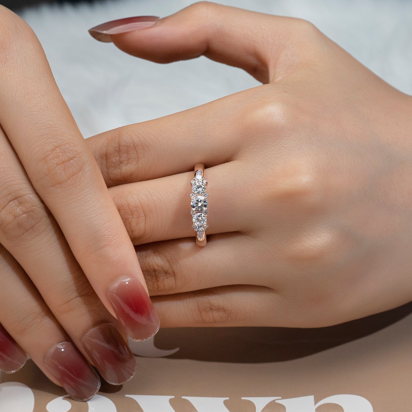 Eco-800: エンバーカスケード – 18Kローズゴールド製ラボグロウンダイヤモンドグラデーションバンド