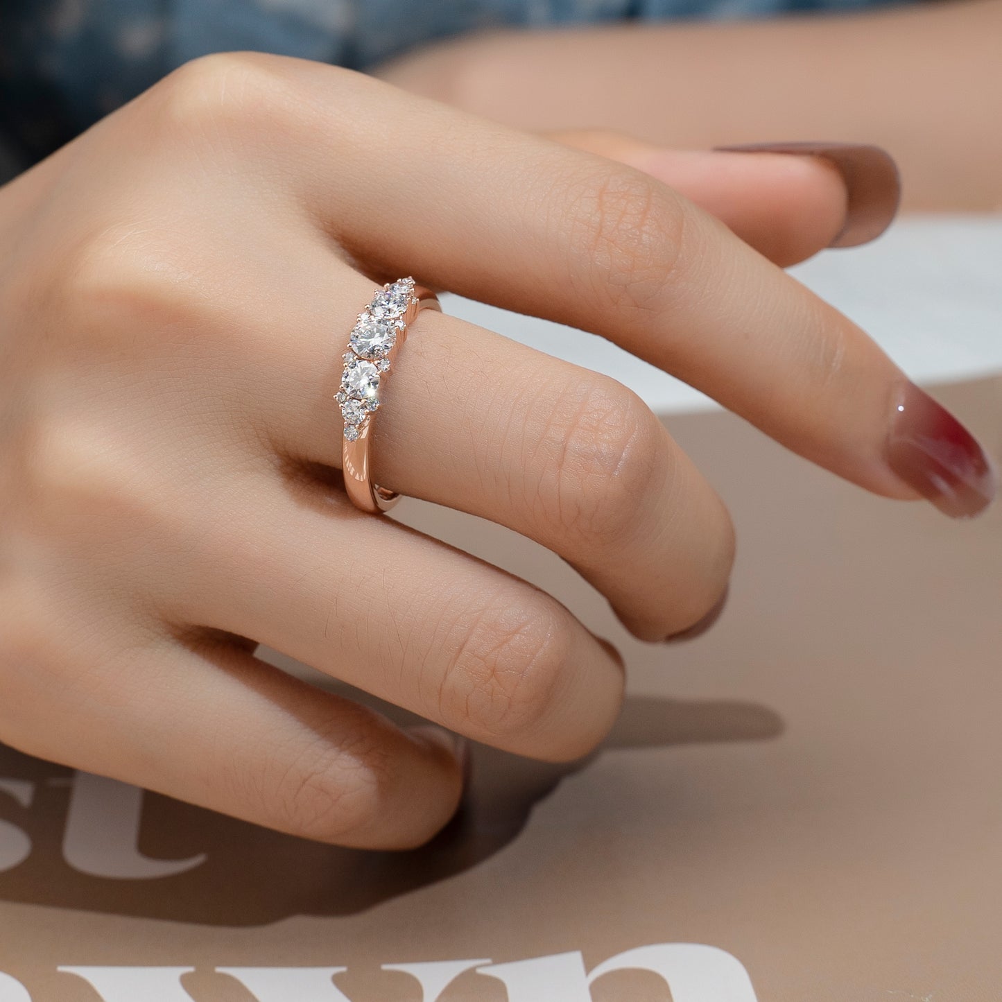 Eco-800: エンバーカスケード – 18Kローズゴールド製ラボグロウンダイヤモンドグラデーションバンド