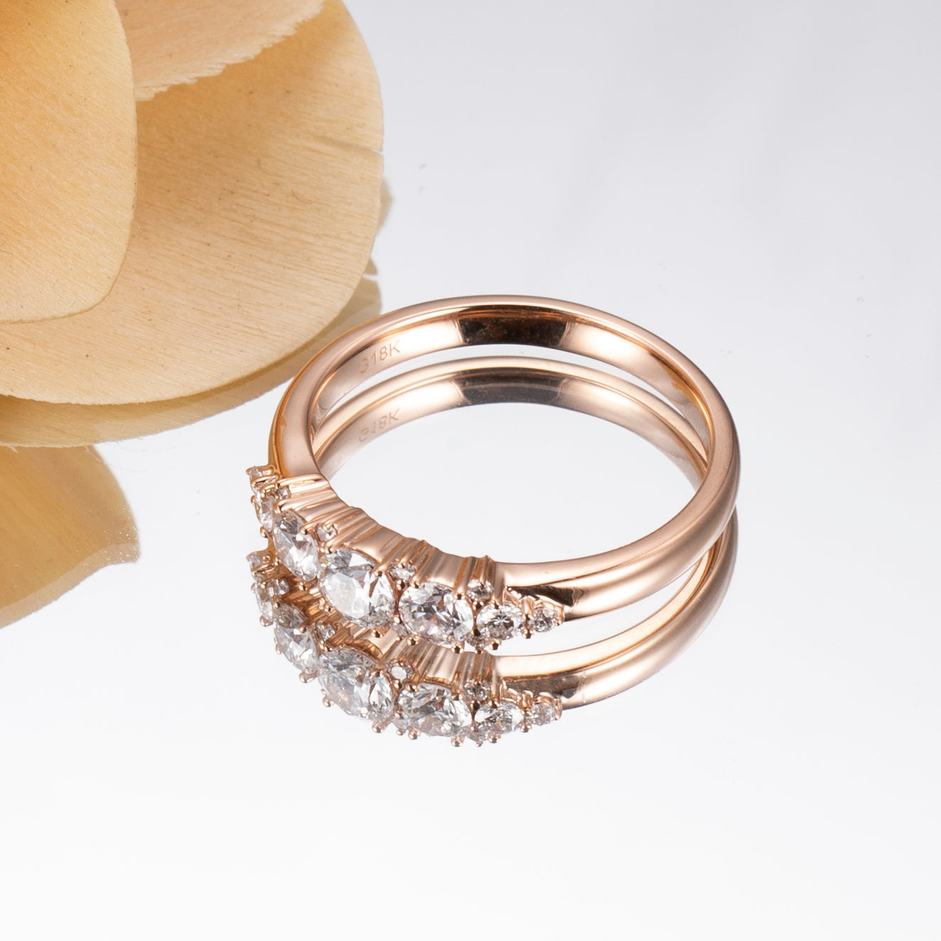 Eco-800: エンバーカスケード – 18Kローズゴールド製ラボグロウンダイヤモンドグラデーションバンド