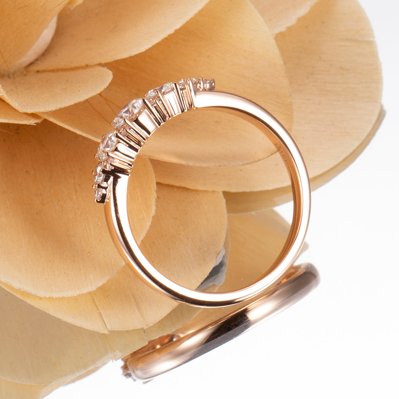 Eco-800: エンバーカスケード – 18Kローズゴールド製ラボグロウンダイヤモンドグラデーションバンド