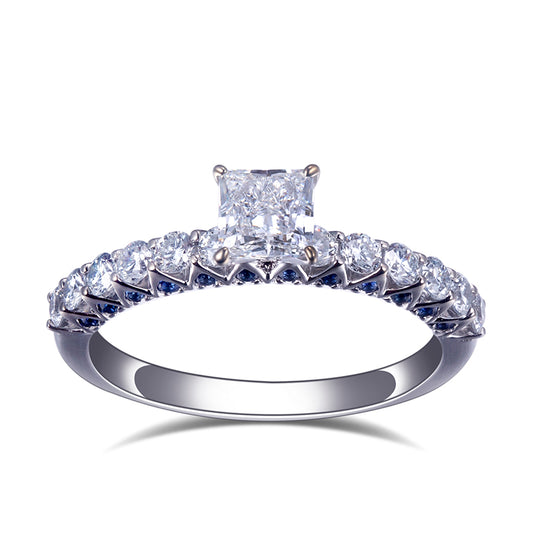 Eco-809: Claridad coronada: Anillo de diamantes princesa cultivados en laboratorio en oro blanco de 18 quilates