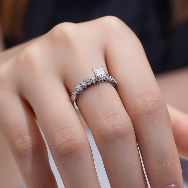 Eco-809: クラリティクラウン - 18Kホワイトゴールドのラボグロウンプリンセスダイヤモンドリング