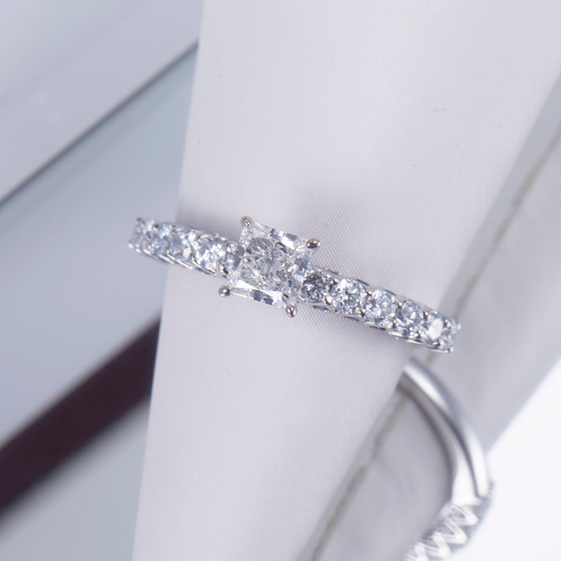 Eco-809: クラリティクラウン - 18Kホワイトゴールドのラボグロウンプリンセスダイヤモンドリング