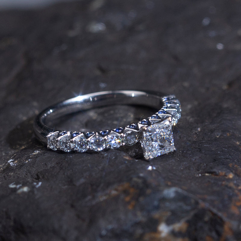 Eco-809: クラリティクラウン - 18Kホワイトゴールドのラボグロウンプリンセスダイヤモンドリング