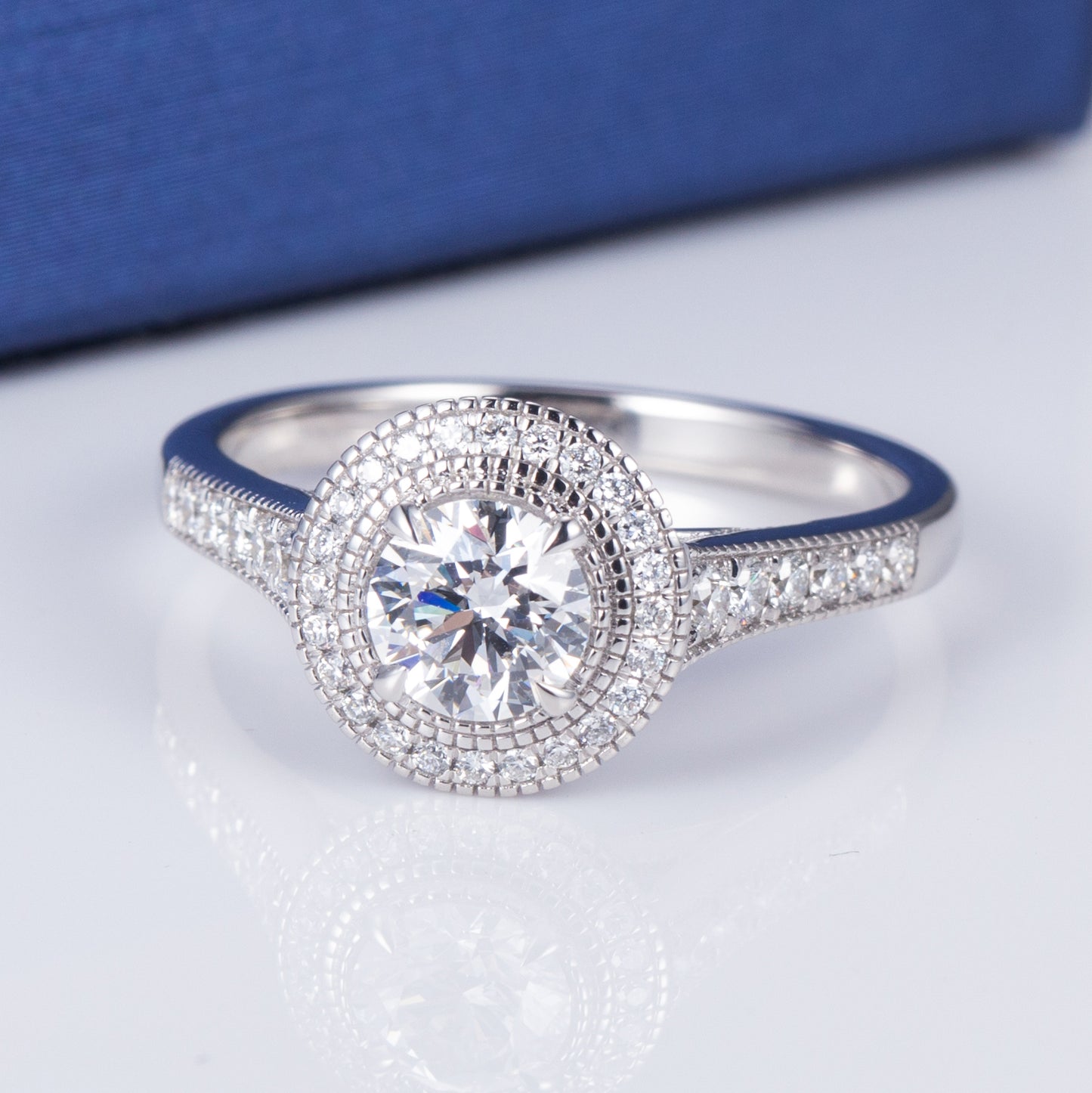 Eco-659: Celestial Bloom – Anillo de doble halo de diamantes cultivados en laboratorio en oro blanco de 18 quilates 